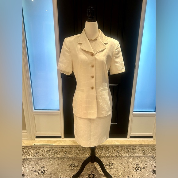 Elegant White 2-Piece Suit - Albert Nipon - Picture 1 of 8